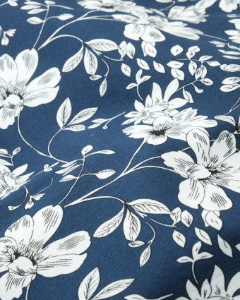 Tissu Coton motif fleuri large blanc sur fond bleu marine Lucie - Mercerine