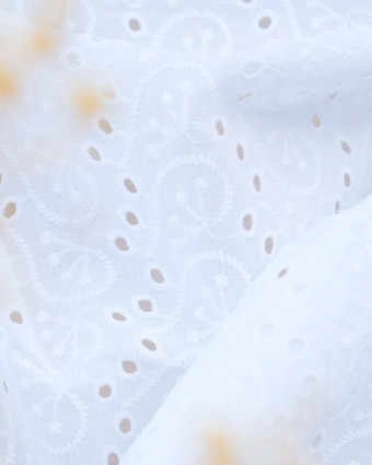 Broderie anglaise feuilles blanches : tissu coton au mètre - Mercerine