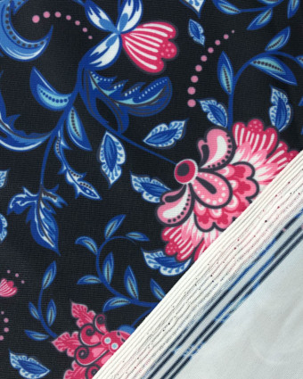 Tissu lycra maillot fleur arabesque Rose et Bleu Fond Noir - Mercerine