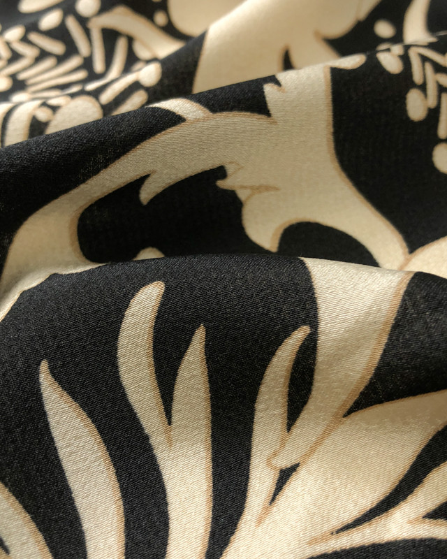 Tissu Crepe Bubble Satin Arabesque Fleuri Beige Fond Noir   - Mercerine