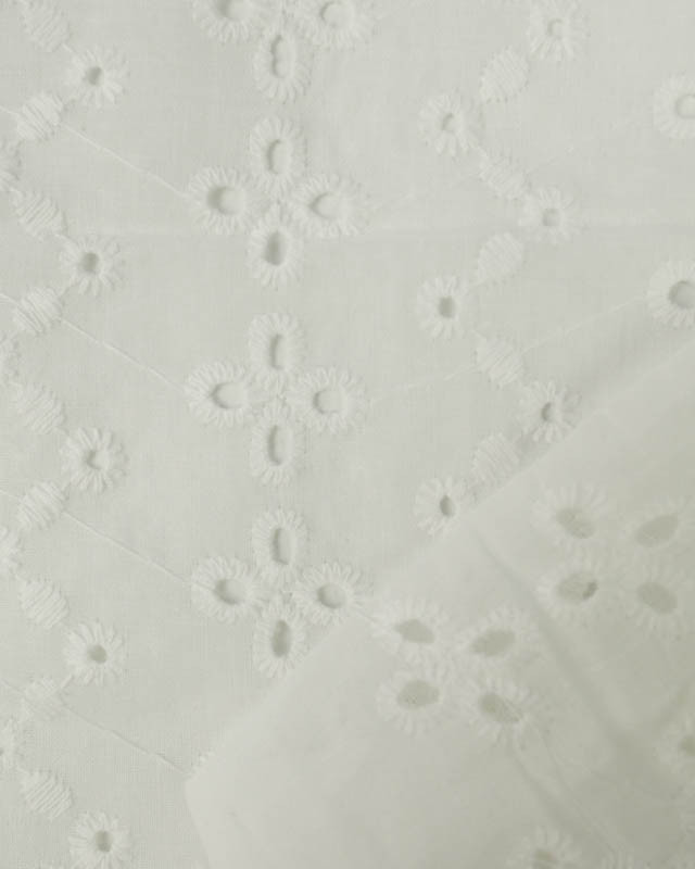 Tissu Broderie Anglaise Blanc Crème fleurs et montagnes - Mercerine