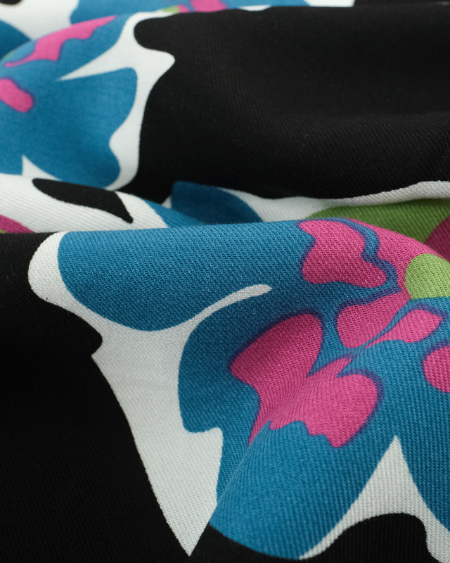 Tissus en ligne : Viscose Twill Motif Fleur Fond Noir  - Mercerine