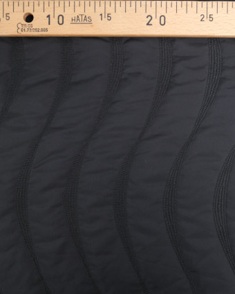 Tissu Matelassé Doudoune Noir lignes Wavy - Mercerine