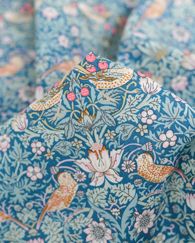 Tissu Liberty Fabrics@ Strawberry Thief Bleu - Mercerine