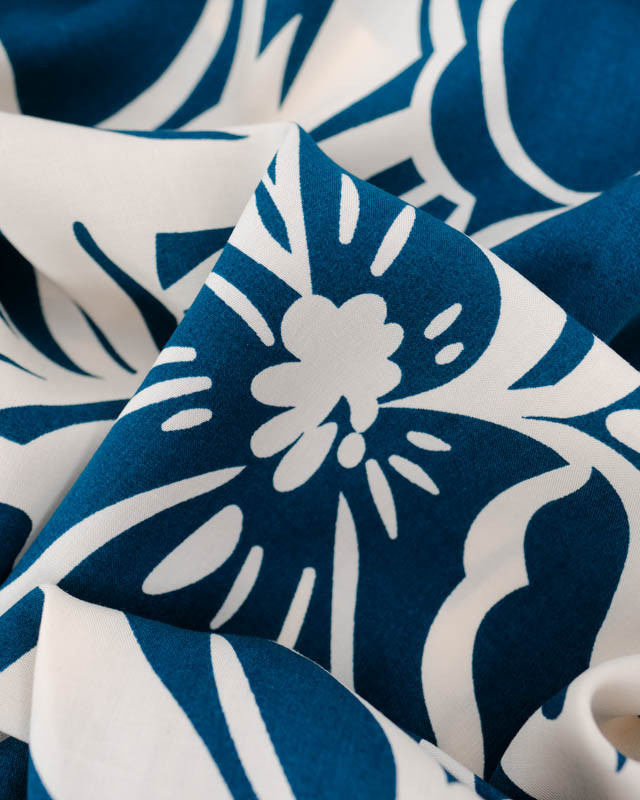 Tissu Viscose Bleu Motif Floral Ecru - Mercerine