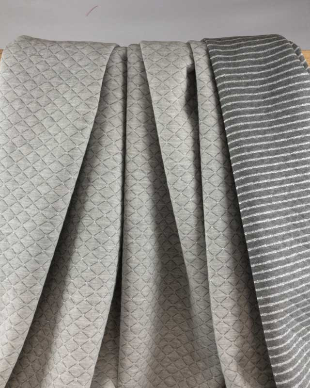 Tissu au mètre jersey matelassé gris argent quilté - Sweat marin argent - Tissu marinière au mètre - tombé