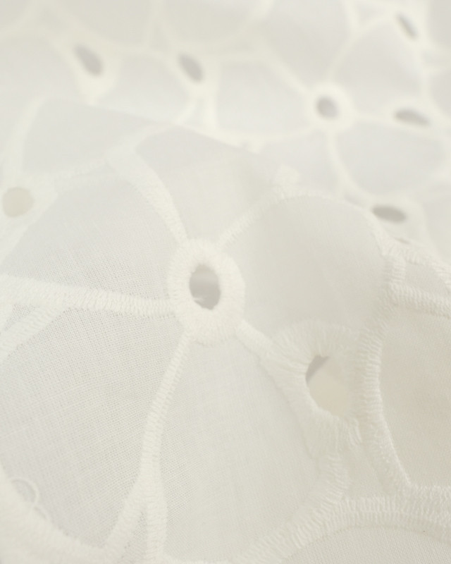 Broderie Anglaise ecru Lush Flower  x10cm