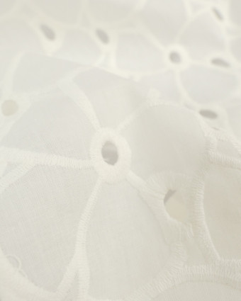 Broderie Anglaise ecru Lush Flower  x10cm